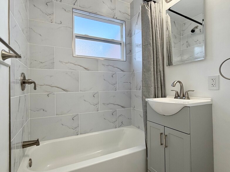 Building Photo - 982 W Hamilton Ave