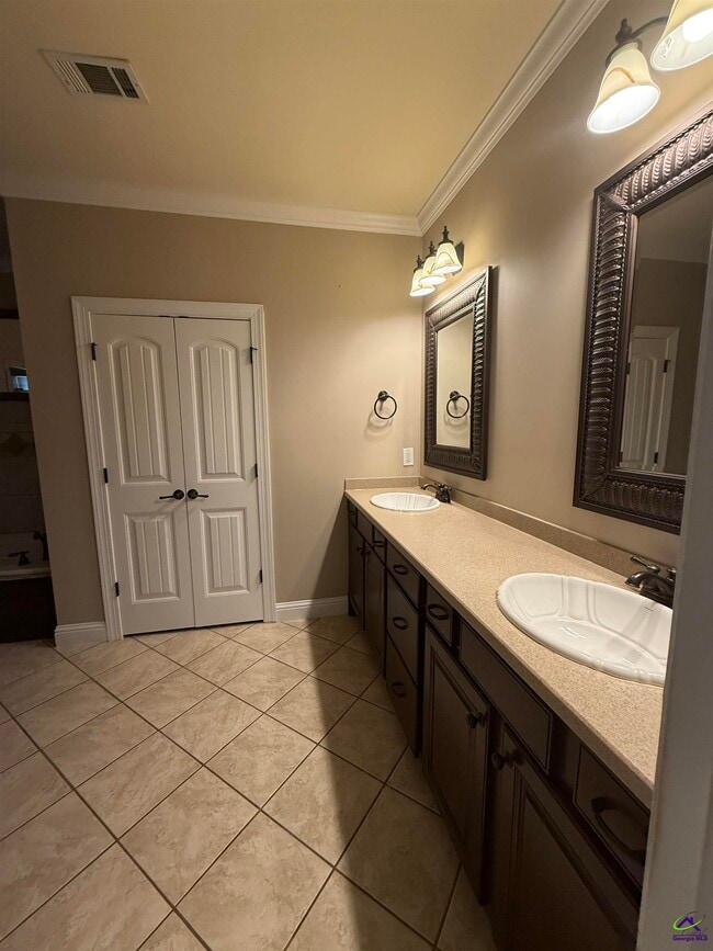 Building Photo - 104 Montview Way