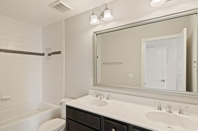 Building Photo - Spacious 3 Bed / 3.5 Bath Townhome Near Raleigh Iron Works & 440!