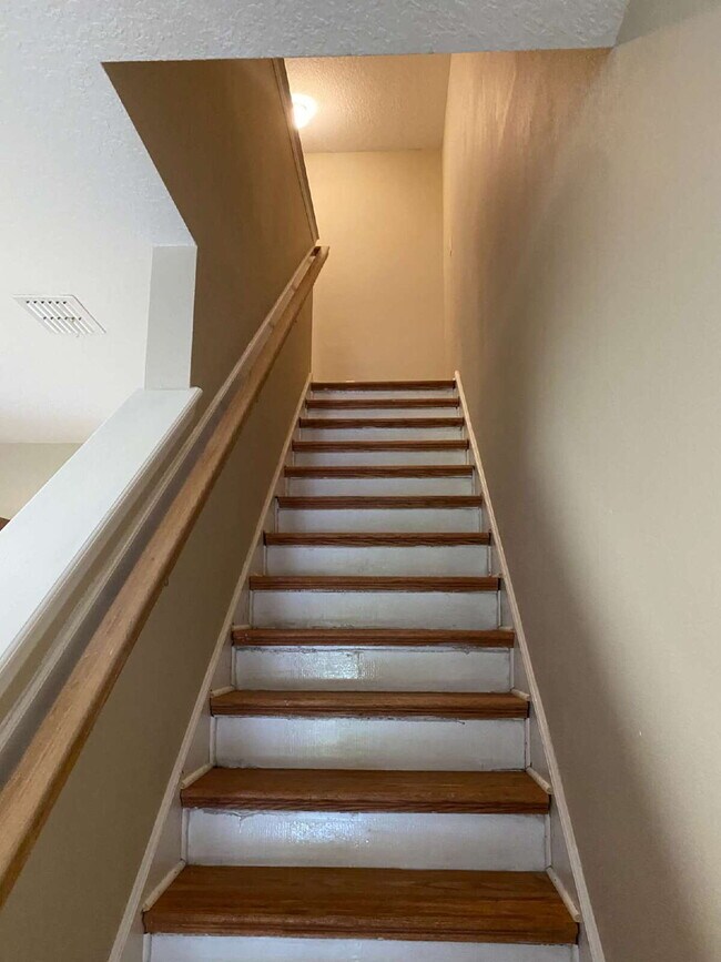 Building Photo - Beautiful 3-Bedroom Townhome in Desirable Oakleaf Plantation – Available Now!