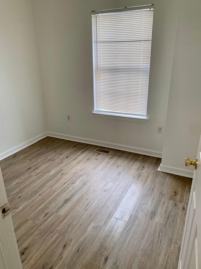 Building Photo - Spacious 3 Level 3 Bedroom Townhouse