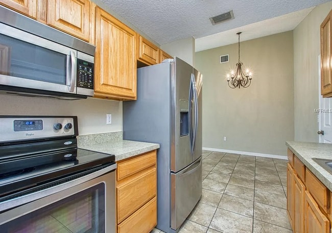 Building Photo - Charming 3/2 with large fenced yard!