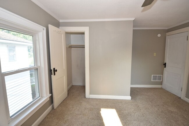 Building Photo - 3 bedroom 1.5 bath home next to IUSB.