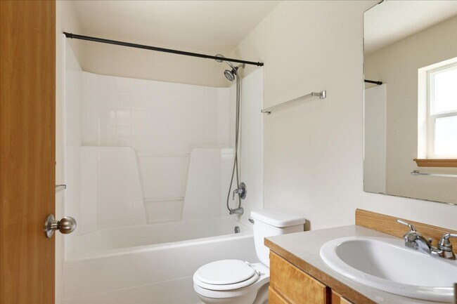 Building Photo - Beautiful Spacious 4 Bedroom 2.75 Bathroom...