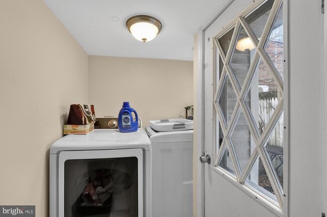 Building Photo - 416 E Flora St