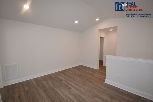 Building Photo - Gorgeous 4 bd home with attached garage! Neighborhood Pool!