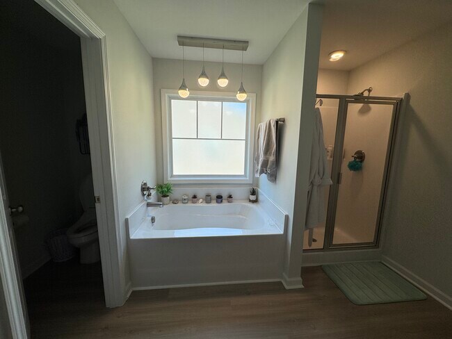 Building Photo - 551 Roseridge Dr