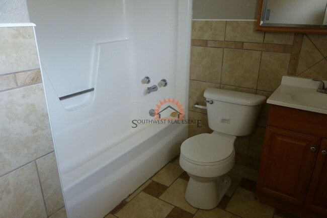 Building Photo - Cute 2 bedroom duplex