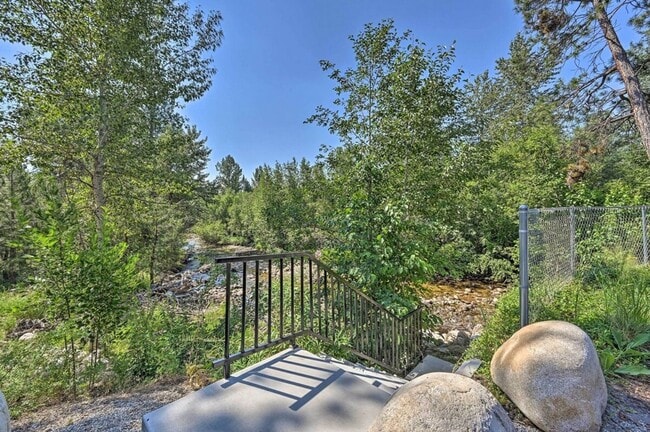 Building Photo - Gorgeous 2 Bed, 1.5 Bath Cabin Retreat on Big Creek