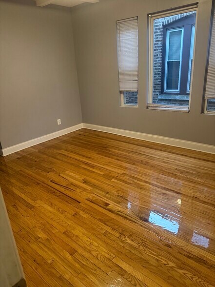 Dining space - 5529 W Monroe St