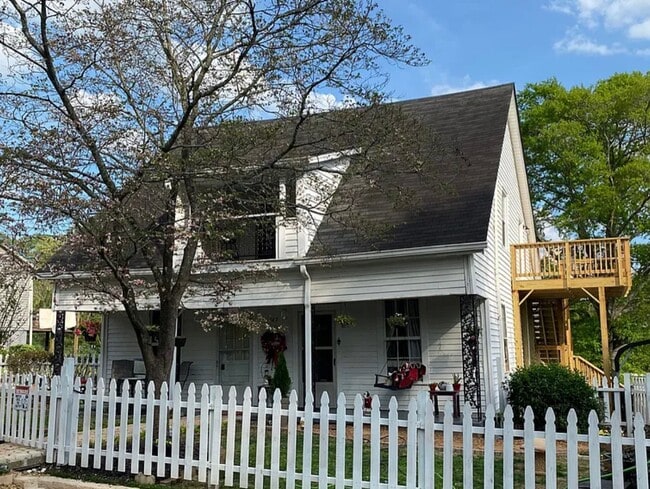 Building Photo - 147 White Cir