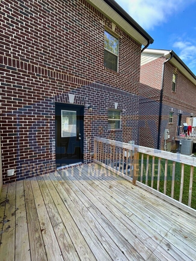 Building Photo - Two bedroom Townhome!