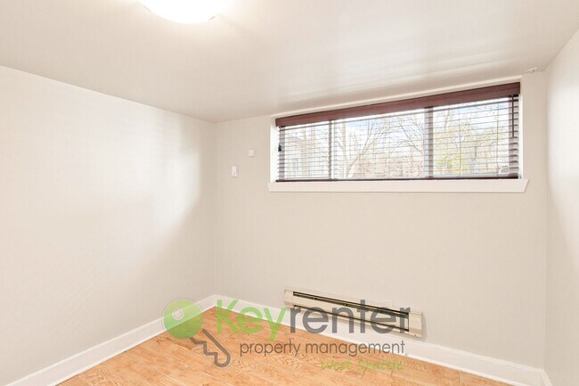 Building Photo - 221-221 E Louisa St
