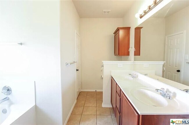 Building Photo - 1023 Sugar Brook Dr