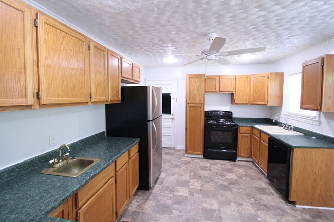 Building Photo - 1/2 Month FREE On This 2 Bedroom 1 Bath Ho...