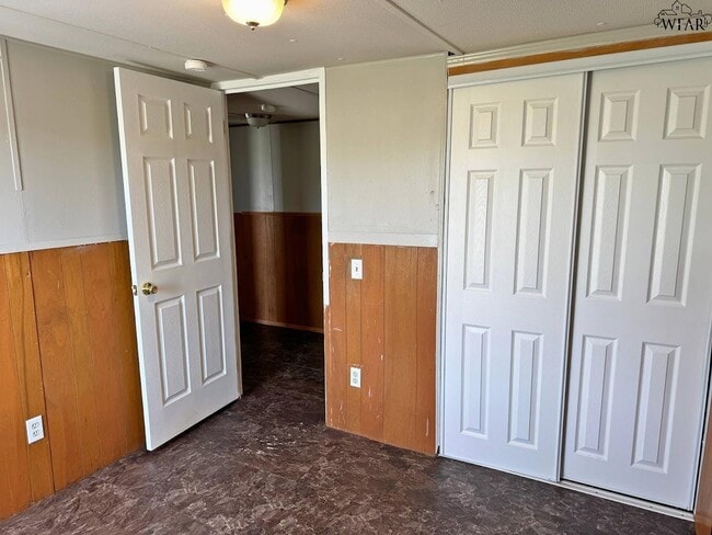 Building Photo - 314 W 6th St