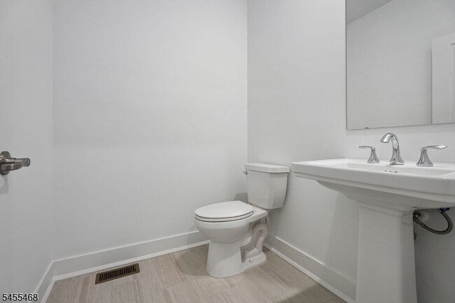 Building Photo - 52 Eastwood Ter