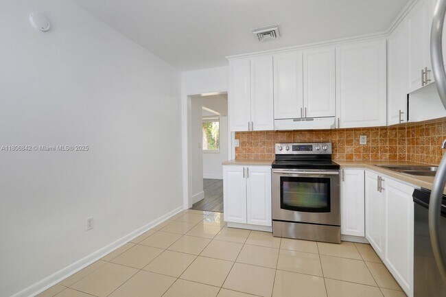 Building Photo - 900 Benevento Ave