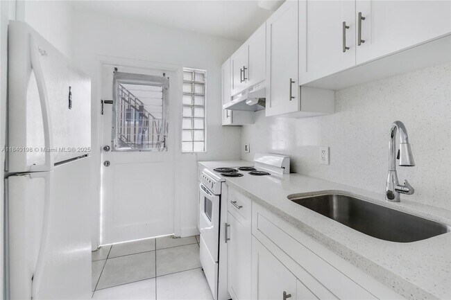 Building Photo - 966 Biarritz Dr