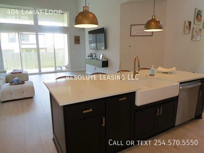 Building Photo - 404 Lariat Lp