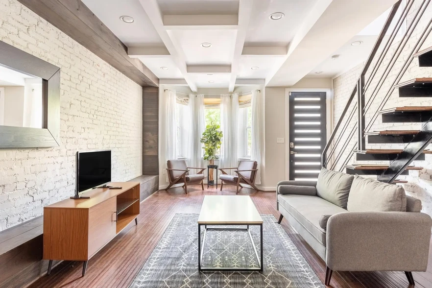 Living room with bay windows - 2207 Flagler Pl NW