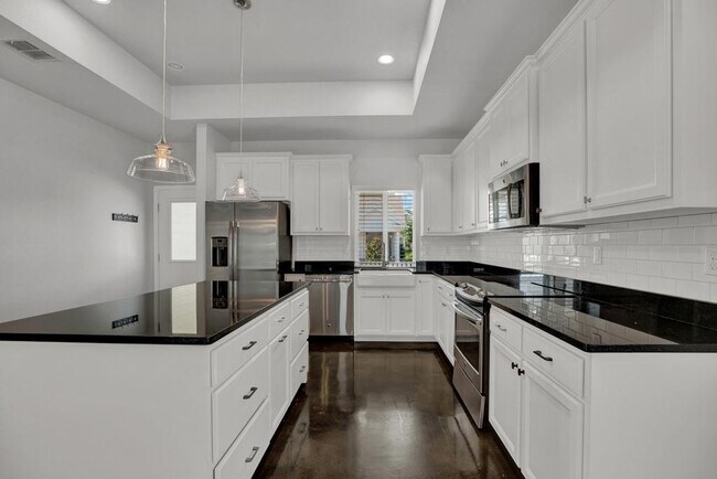 Building Photo - 1365 Hanz Dr