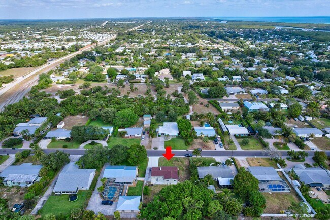Building Photo - Beachside Bliss in Hobe Sound – Move-In Ready with Room to Roam!