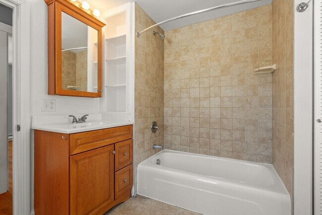 Building Photo - 1104 Pleasant St