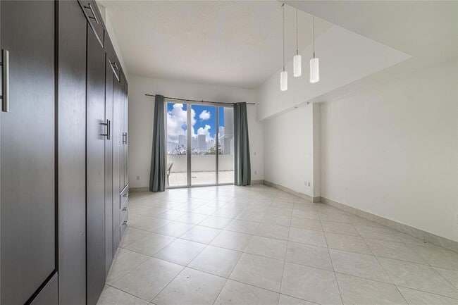 Building Photo - 1750 N Bayshore Dr