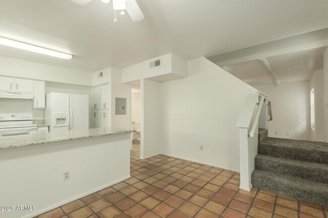 Building Photo - 1446 E Grovers Ave