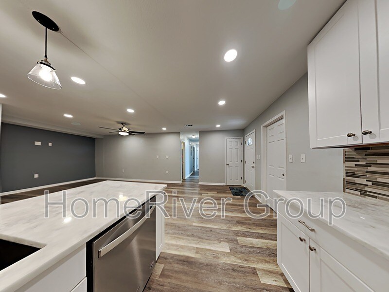 Building Photo - 433 Verb St