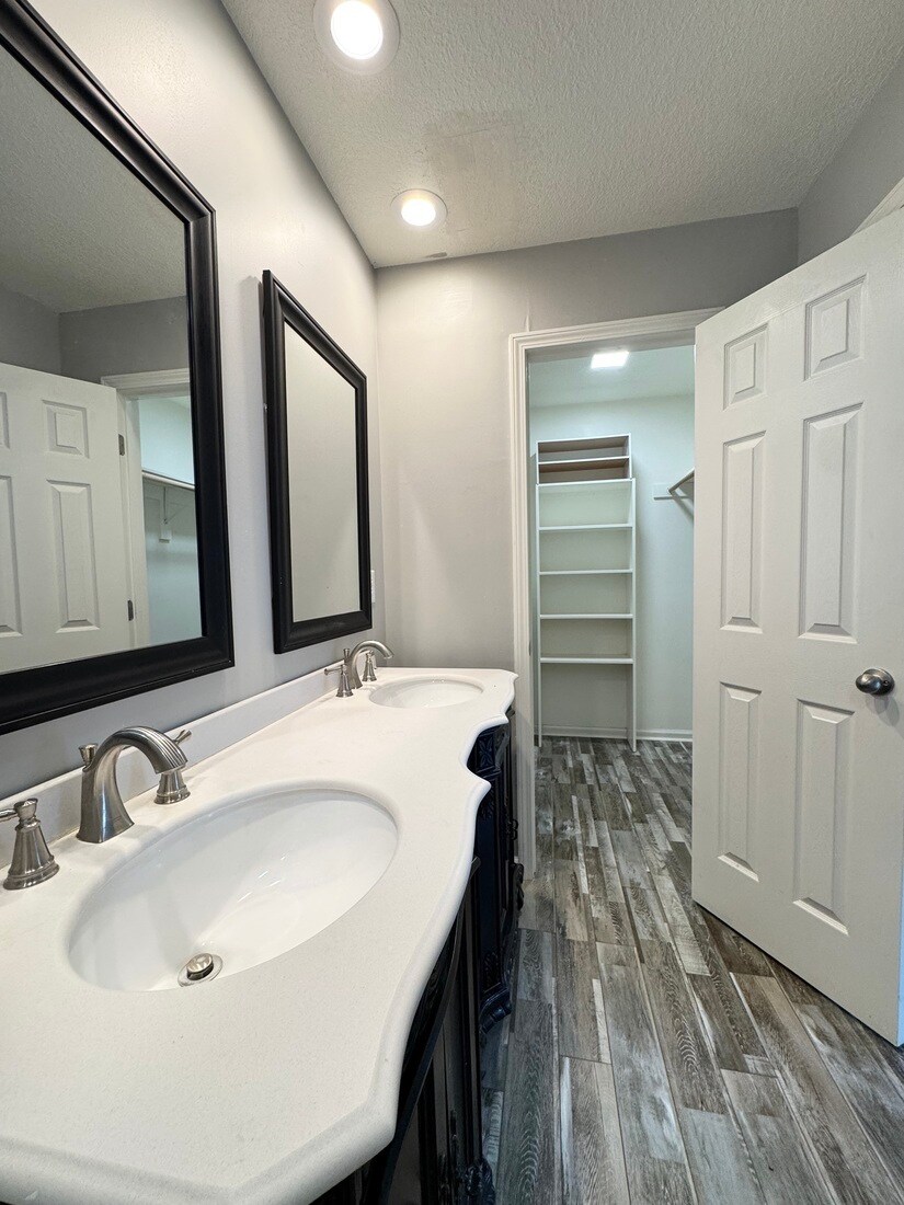 Building Photo - 3640 N Walnut St