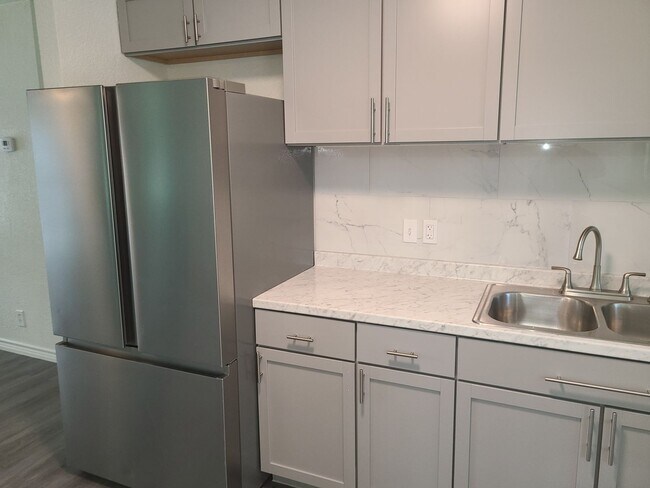 Building Photo - 4406 Desert View Dr