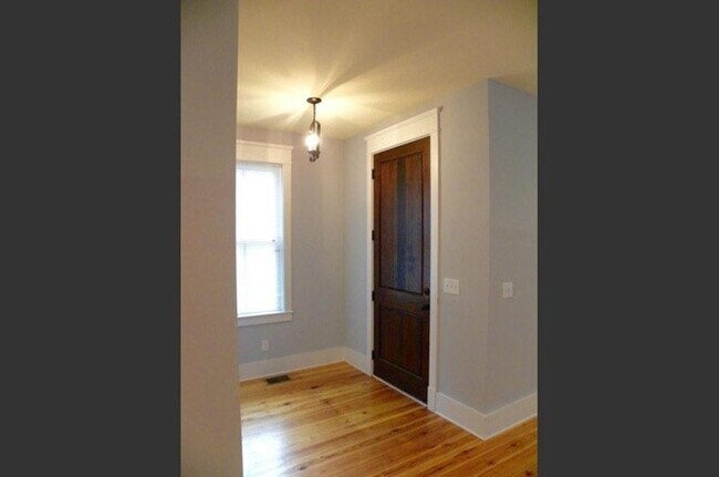 Building Photo - Charming 3-story Home in the Heart of Down...