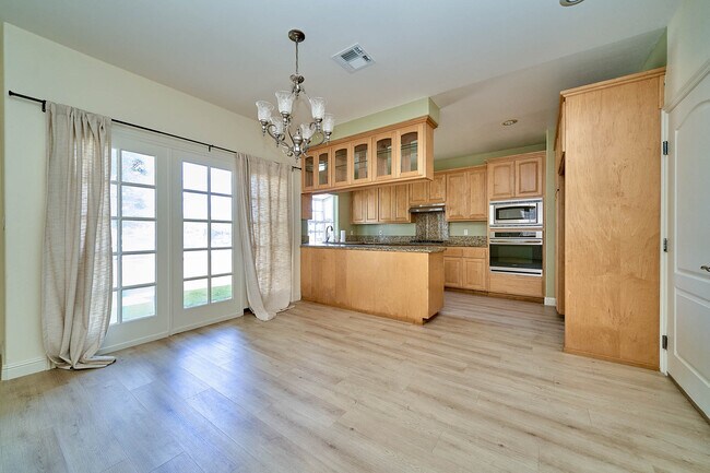 Building Photo - 2108 Santa Fe Ave