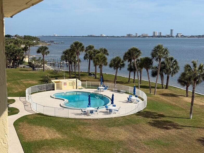 Building Photo - 3131 S Ridgewood Ave