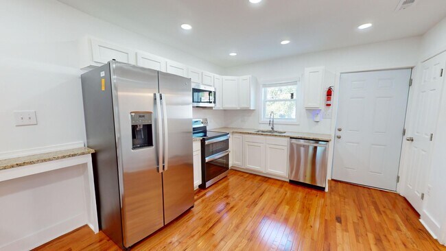 Building Photo - Recently Renovated Stunning Two Bedroom/Three & a Half Bathroom for Rent