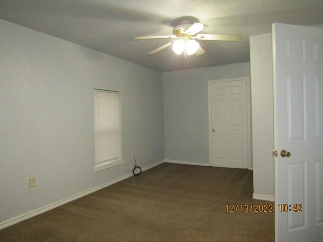 Building Photo - Close to shopping, Comanche hospital and Cameron University