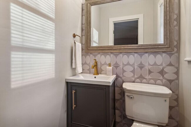 Building Photo - 425 Plantation Rd SW