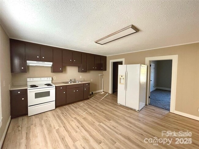 Building Photo - 1506 Wembley Dr