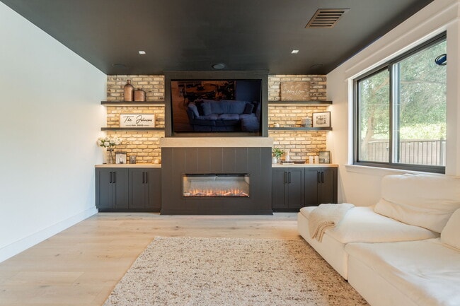 Building Photo - 3852 E Comstock Dr