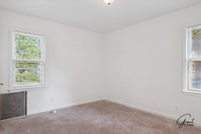 Building Photo - 3 bedroom - 1.5 bath - bungalow - $1250