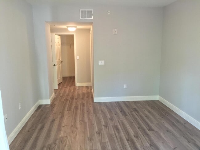 Building Photo - 4905 Midtown Ln