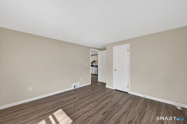 Building Photo - 121 Milldale Ave