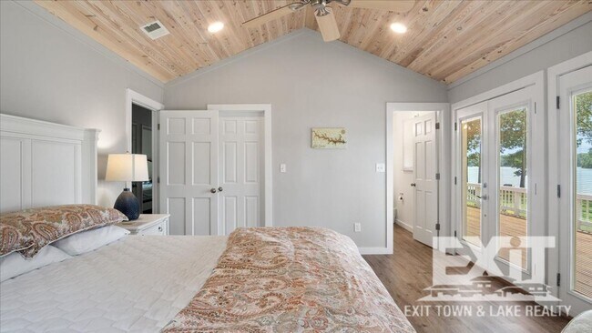 Building Photo - Gorgeous Waterfront Property with 4 Bedroo...