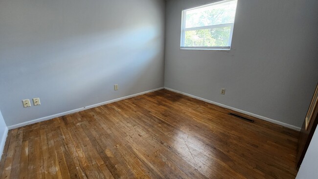 Building Photo - 192 E Norwich Ave