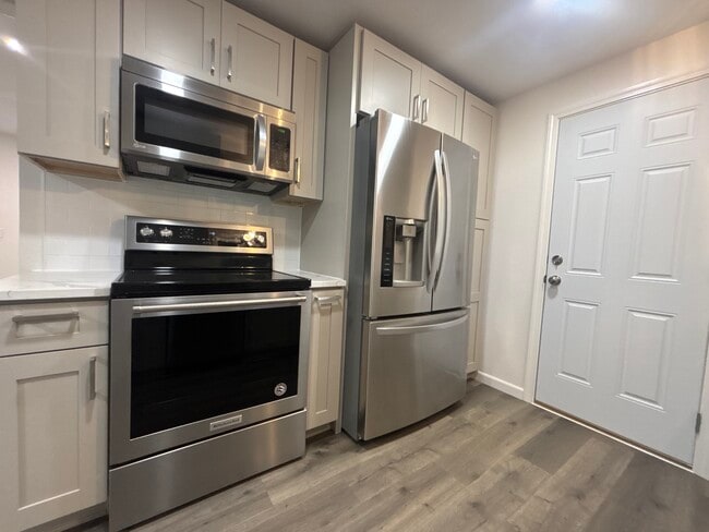 Building Photo - 4435 Fir Dr NE