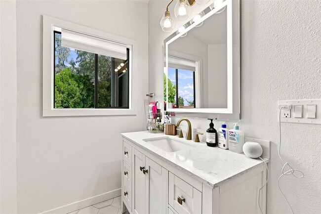 Building Photo - Remodeled Mid-Century 3-Bedroom, 2.5-Bath Home in a Highly Desirable Boise Neighborhood