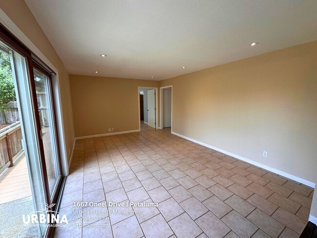 Building Photo - Spacious East Petaluma Home with Main-Floor Bedroom Suite