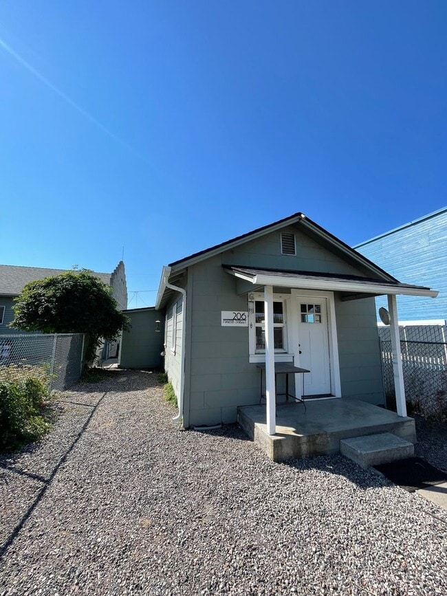 Building Photo - Hard to find 1 bdrm 1 bath house in the he...
